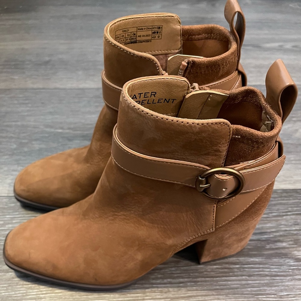 Vionic Tenley Bootie Size 6.5

Worn a couple of times in good condition no box - Picture 2 of 5